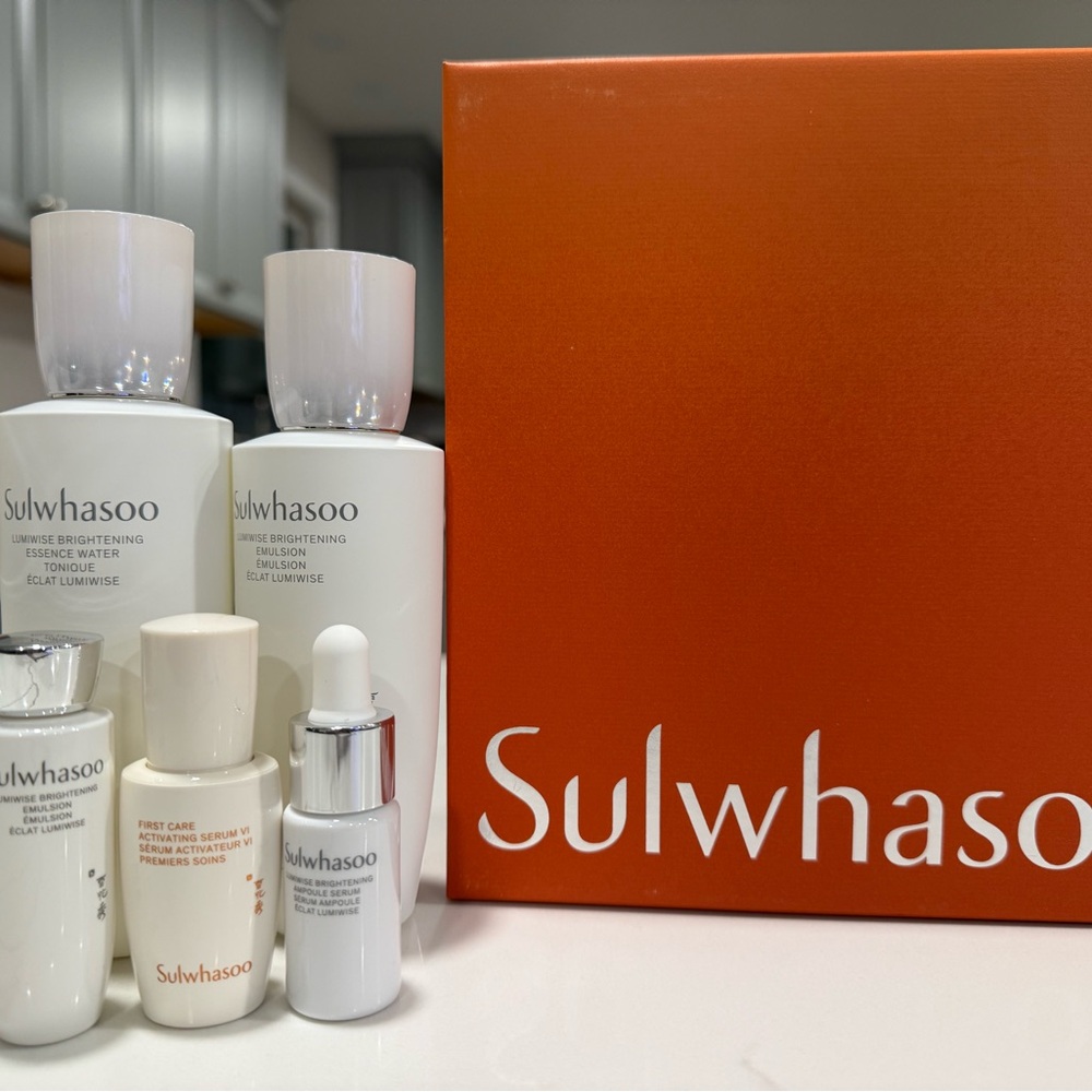 NEW Sulwhasoo Lumiwise
Brightening Skin care Duo Set 150ml
+ 125ml K-Beauty